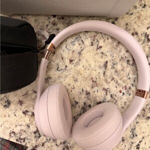Beats Solo 4 On-Ear Headphones - Cloud Pink